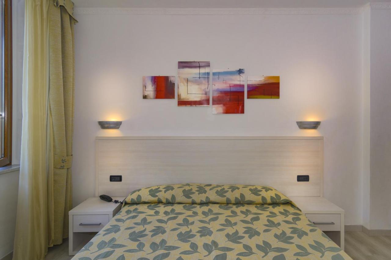 Hotel Vittoria เวียเรจโจ ภายนอก รูปภาพ