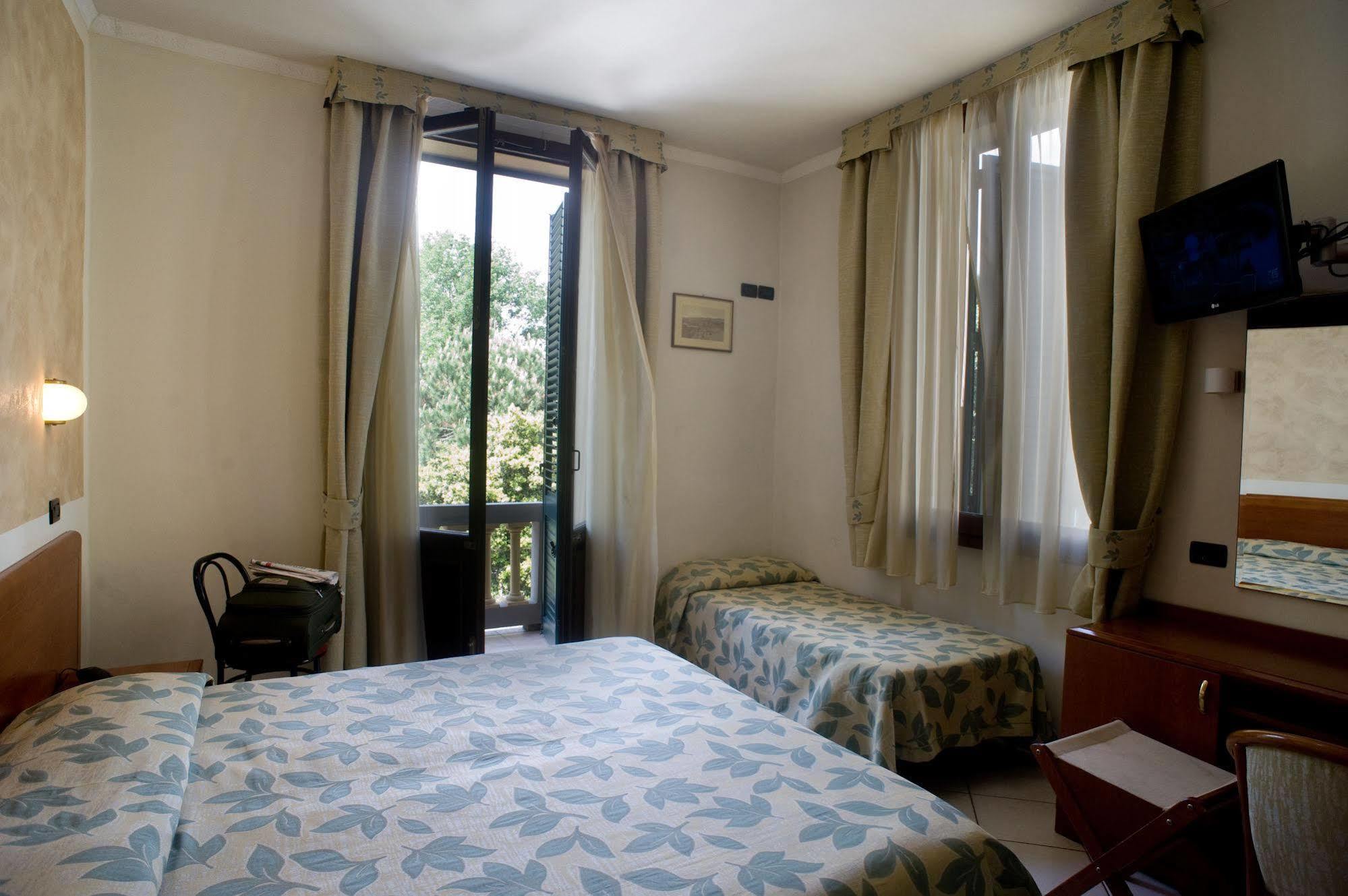 Hotel Vittoria เวียเรจโจ ภายนอก รูปภาพ