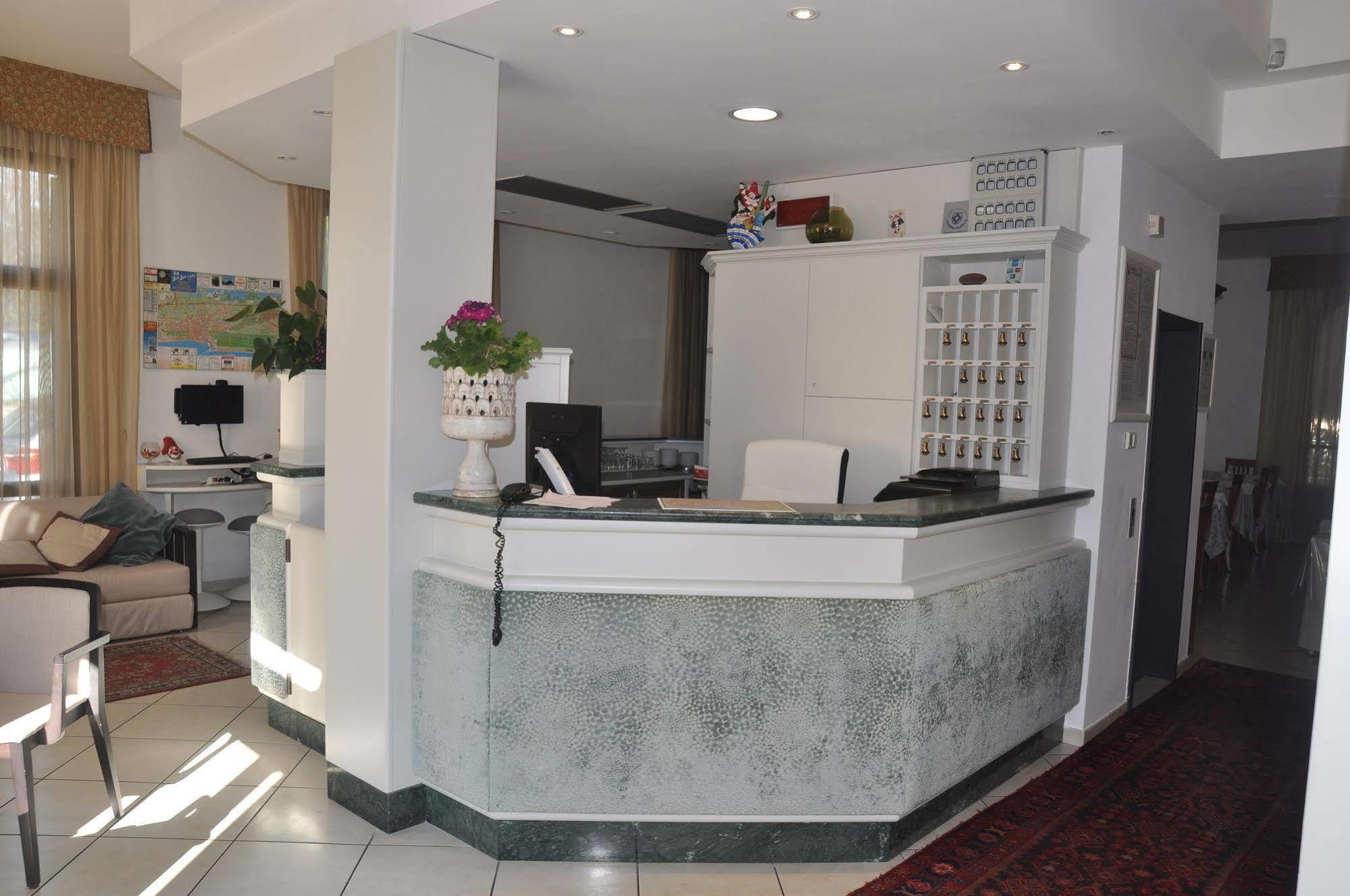 Hotel Vittoria เวียเรจโจ ภายนอก รูปภาพ